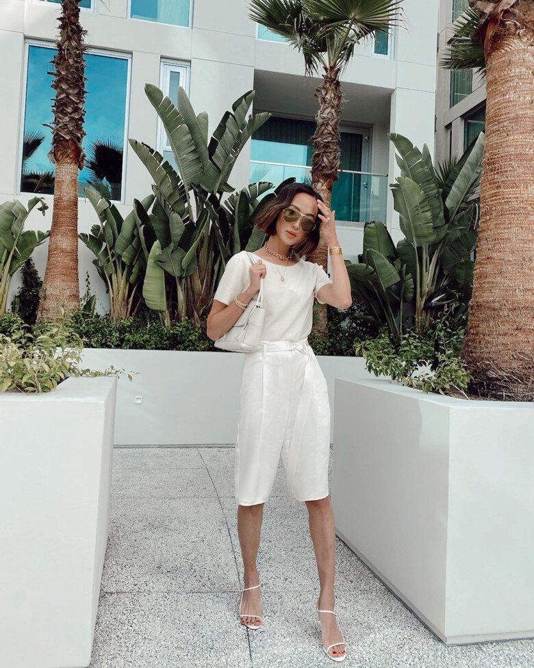 Phối áo phông với quần short bermuda cùng tông trắng mang đến diện mạo sáng sủa, tinh tươm và thể hiện phong cách giàu ngầm.