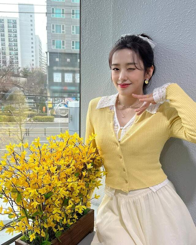 Những gam màu tươi sáng nhưng có độ bão hòa thấp giúp chị em trông sáng sủa hơn và mang đến cảm giác nhẹ nhàng.