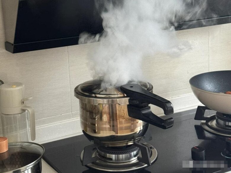 Xem thêm: Nồi áp suất bất ngờ bay khỏi bếp khiến nam thanh niên hoảng sợ