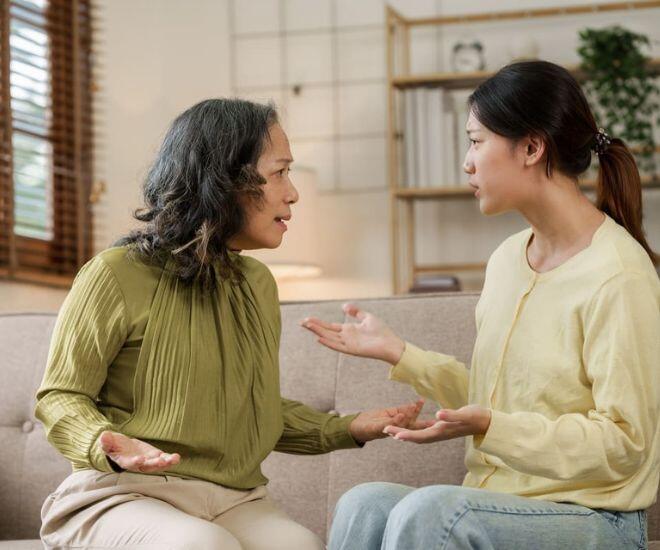 Mỗi lần tôi và chị gái mở miệng ra ngăn cản đều bị mẹ giận dỗi và chỉ mặt đuổi ra khỏi nhà. (Ảnh minh họa)