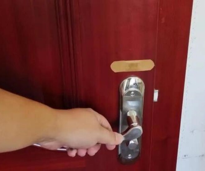 Trước khi ngủ, dán một miếng băng urgo lên cửa sẽ giúp mọi nhà thoát khỏi nỗi phiền toái, hiệu quả bất ngờ - 1