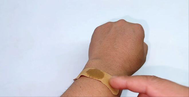 Trước khi ngủ, dán một miếng băng urgo lên cửa sẽ giúp mọi nhà thoát khỏi nỗi phiền toái, hiệu quả bất ngờ - 6