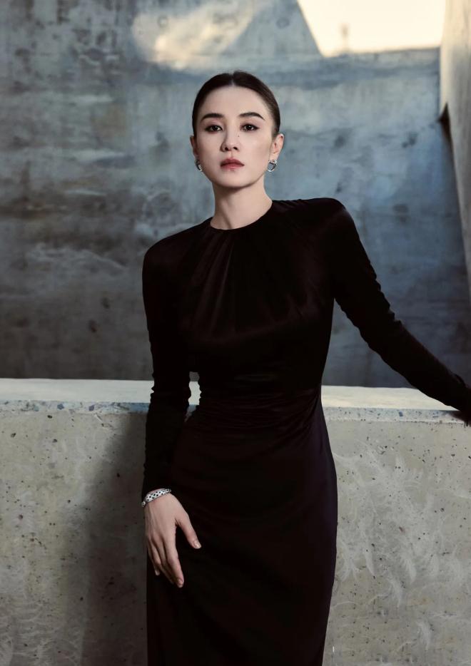 Tống Giai là người mang về cho mình cúp Thị hậu.