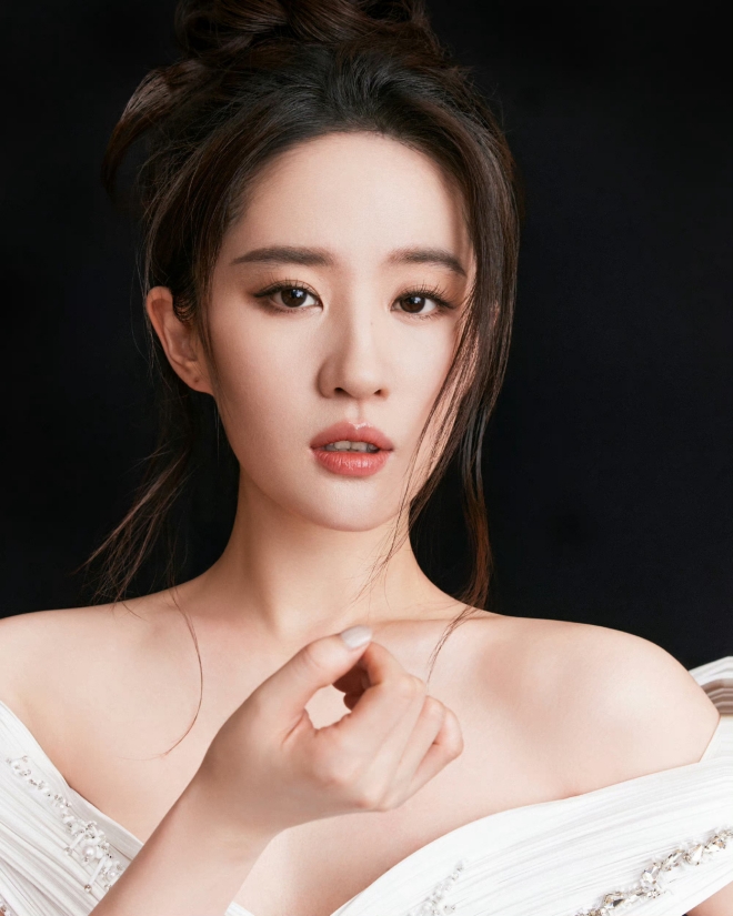 Hành động vắng mặt của Lưu Diệc Phi tại Bạch Ngọc Lan nhận về nhiều chỉ trích.