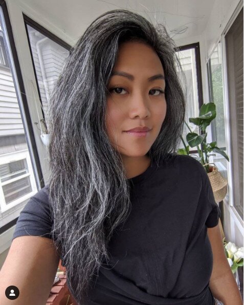 Sau tuổi 30, việc xuất hiện tóc bạc không quá bất thường nhưng nếu tình trạng này xảy ra ở người 20 tuổi, đó có thể là dấu hiệu lão hóa sớm.