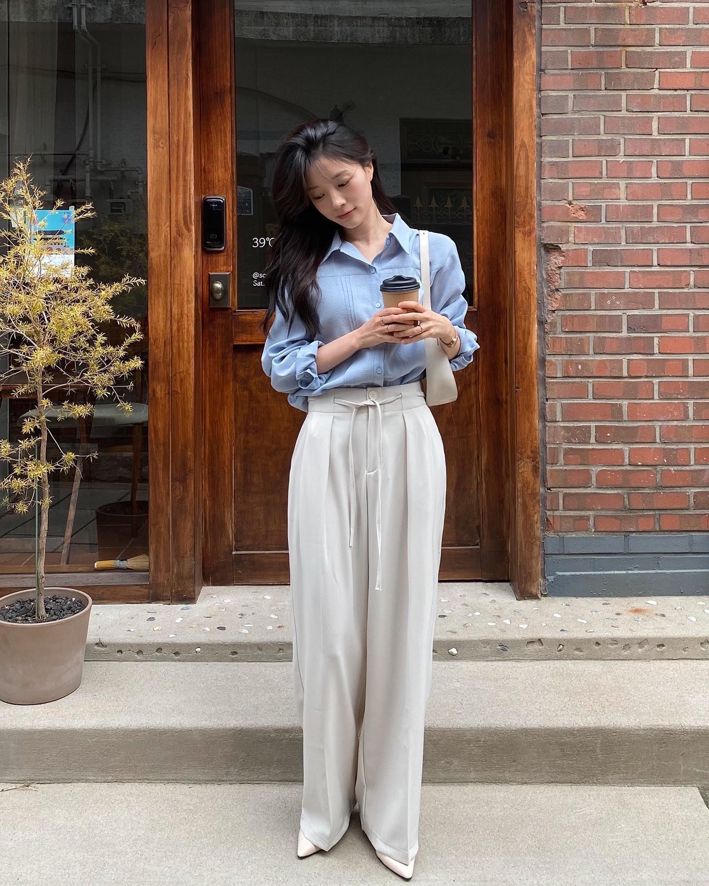 Kết hợp màu trắng với những gam màu tươi sáng có độ bão hòa thấp giúp chị em như trẻ lại 10 tuổi.