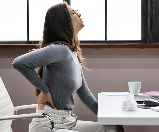 Khi con người già đi dễ bị mắc các bệnh mãn tính, loãng xương. (Ảnh minh hoạ).