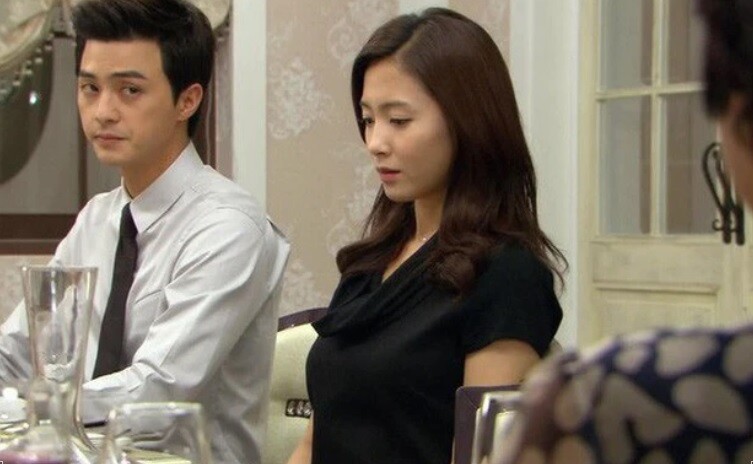 Mẹ chồng gợi ý chúng tôi nên giúp em Tuyết trả nợ. (Ảnh minh họa)