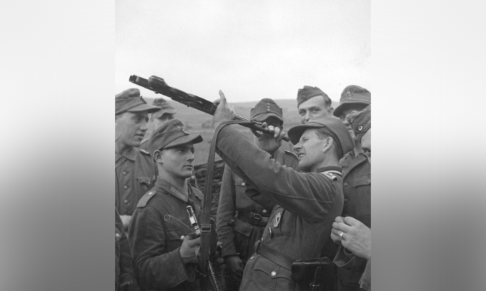 Thợ súng kiểm tra nòng súng trường StG 44 hồi năm 1944. Ảnh: Wikimedia