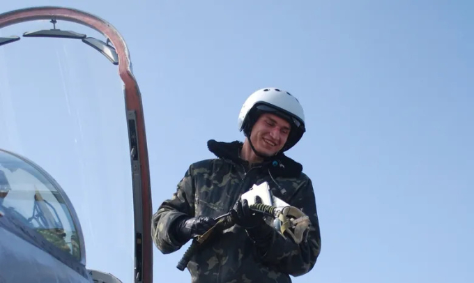 Phi công Maxim Ustimenko. Ảnh: Liga