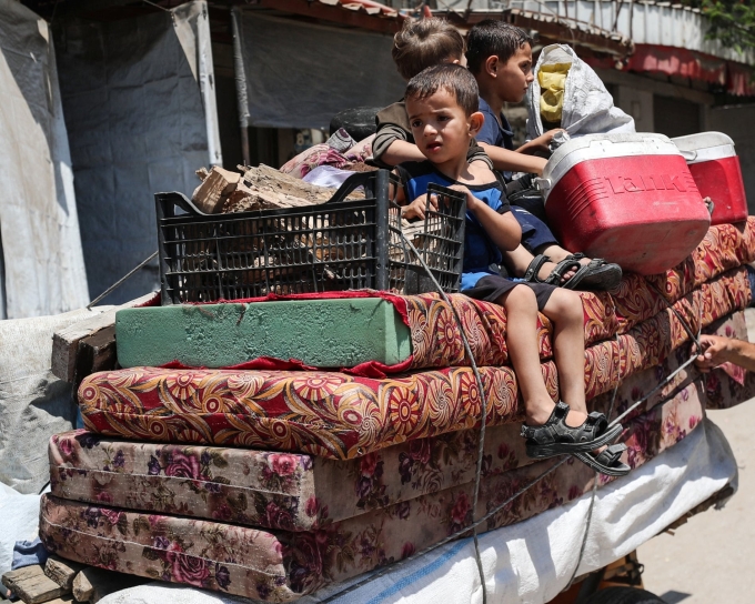 Trẻ em Palestine cùng gia đình sơ tán khỏi Gaza City sau cảnh báo của Israel ngày 29/6. Ảnh: Reuters