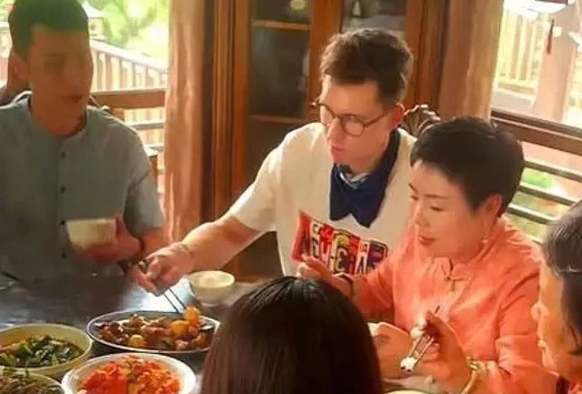 Người phụ nữ 50 tuổi lấy chồng kém 20 tuổi, sau đám cưới cái kết không ai ngờ - 1