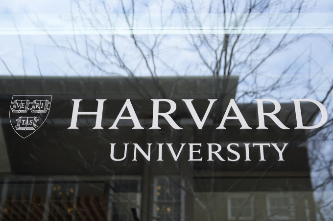 Biểu tượng Đại học Harvard tại trường ở Cambridge, bang Massachusetts ngày 15/4. Ảnh: AP
