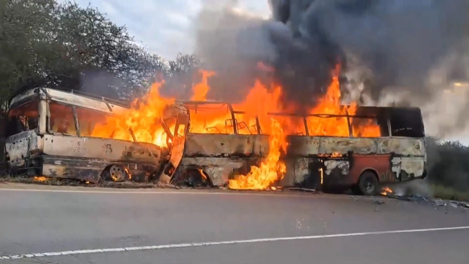 Hiện trường vụ xe buýt đấu đầu ở Tanzania ngày 28/6. Ảnh: SQF TV