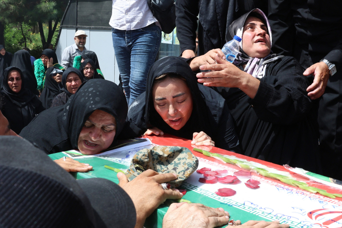 Những người phụ nữ khóc than bên quan tài một binh sĩ Iran thiệt mạng do cuộc không kích của Israel, trong đám tang tại Tehran ngày 26/6. Ảnh: AFP
