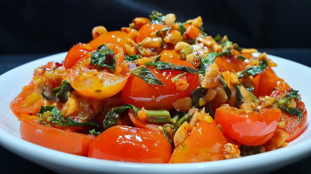 Cà chua nấu chín phù hợp hơn với người có hệ tiêu hóa nhạy cảm.