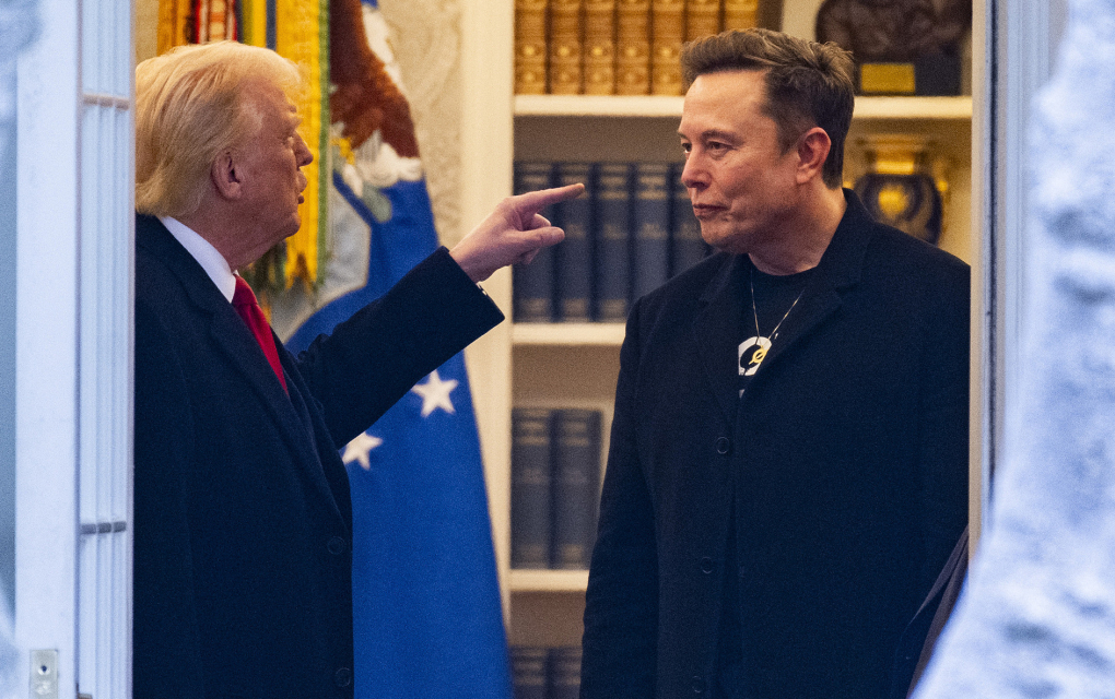 Elon Musk mặc áo in chữ DOGE trong khuôn viên Nhà Trắng hôm 9/3. Ảnh: AP