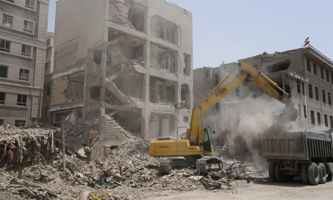 Máy xúc dọn dẹp đống đổ nát của một tòa nhà ở Tehran, Iran ngày 26/6. Ảnh: AP