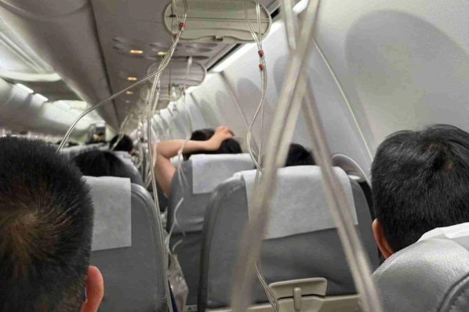 Mặt nạ dưỡng khí được thả trong khoang hành khách khi phi cơ giảm độ cao. Ảnh: X/Cyue