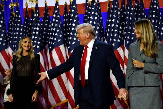 Ông Donald Trump và con dâu Lara Trump (ngoài cùng bên trái) tại Trung tâm Hội nghị Palm Beach, bang Florida hồi tháng 11/2024. Ảnh: AFP