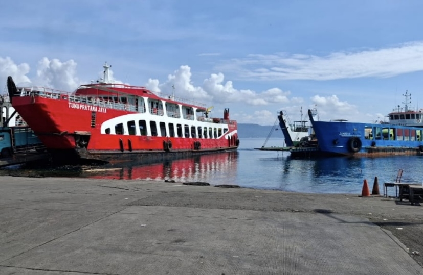 Phà KMP Tunu Pratama Jaya trong một lần neo đậu tại cảng. Ảnh: Merahputih
