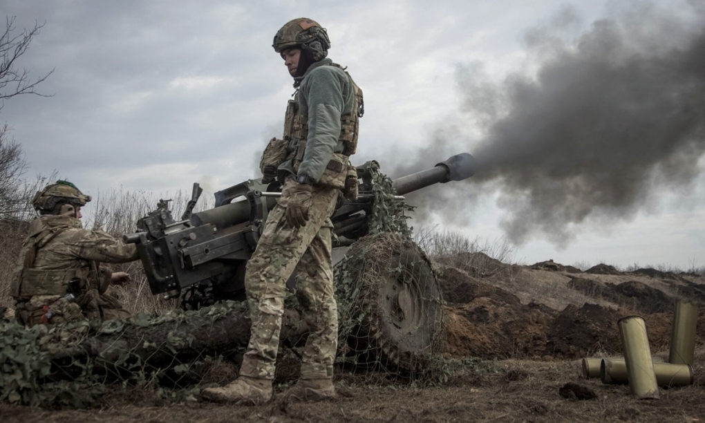Binh sĩ Ukraine khai hỏa lựu pháo M119 nhằm vào các mục tiêu Nga gần thành phố Bakhmut hồi năm 2023. Ảnh: Reuters