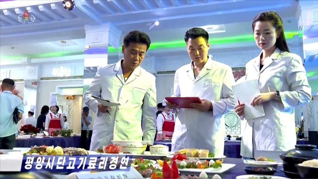 Các giảm khảo đánh giá món ăn tại cuộc thi nấu thịt chó ở Bình Nhưỡng. Ảnh: KCTV