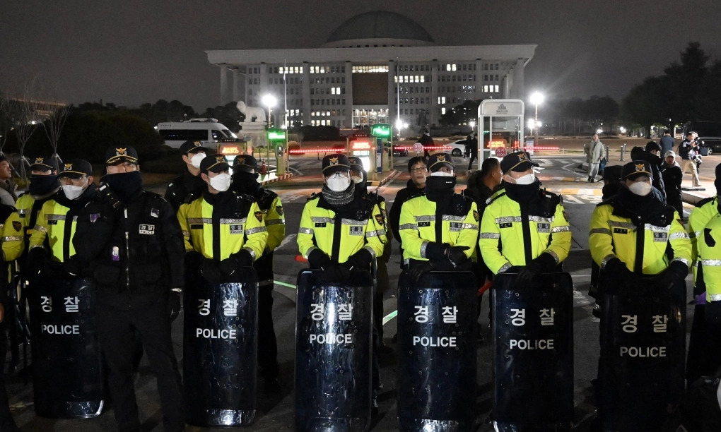 Cảnh sát bên ngoài tòa nhà quốc hội Hàn Quốc đêm 3/12/2024. Ảnh: AFP