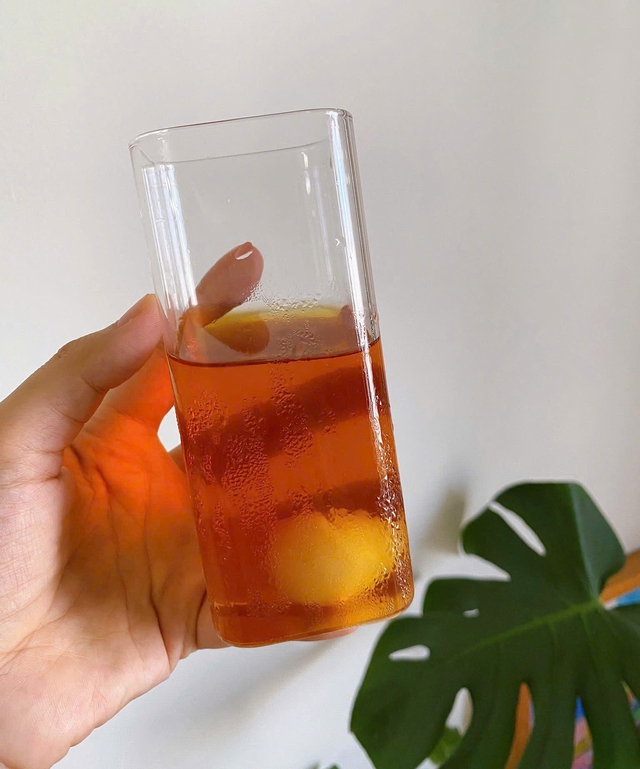 Uống đủ nước mỗi ngày là bước đầu tiên giúp cơ thể thải độc tự nhiên.