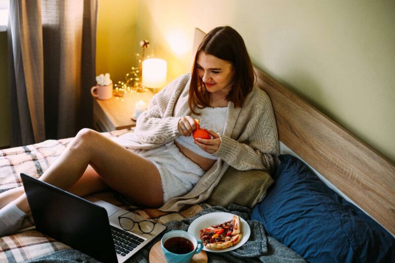 Nên kết thúc bữa ăn cuối cùng trước khi đi ngủ 4 giờ để giúp tránh tình trạng lượng đường trong máu cao và béo phì. (Ảnh minh hoạ).