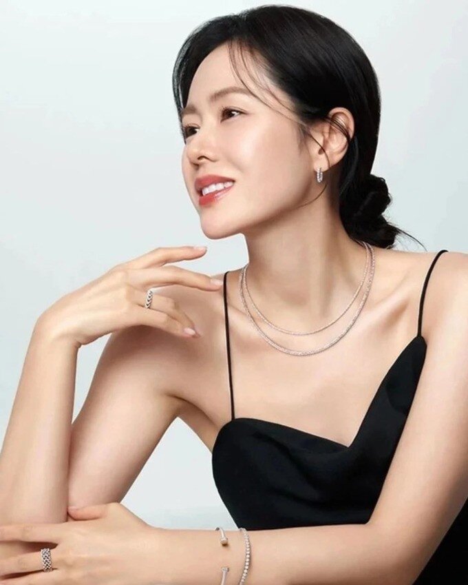 Bàn tay, bàn chân thon mảnh, ít mỡ, hồng hào nghĩa là các cơ quan nội tạng hoạt động tốt, tốc độ lão hóa chậm.