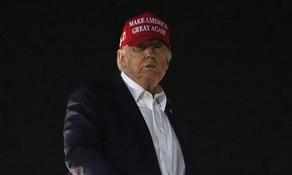 Tổng thống Mỹ Donald Trump trước khi lên chuyên cơ Không lực Một tại căn cứ liên hợp Andrews, bang Maryland ngày 4/7. Ảnh: AP