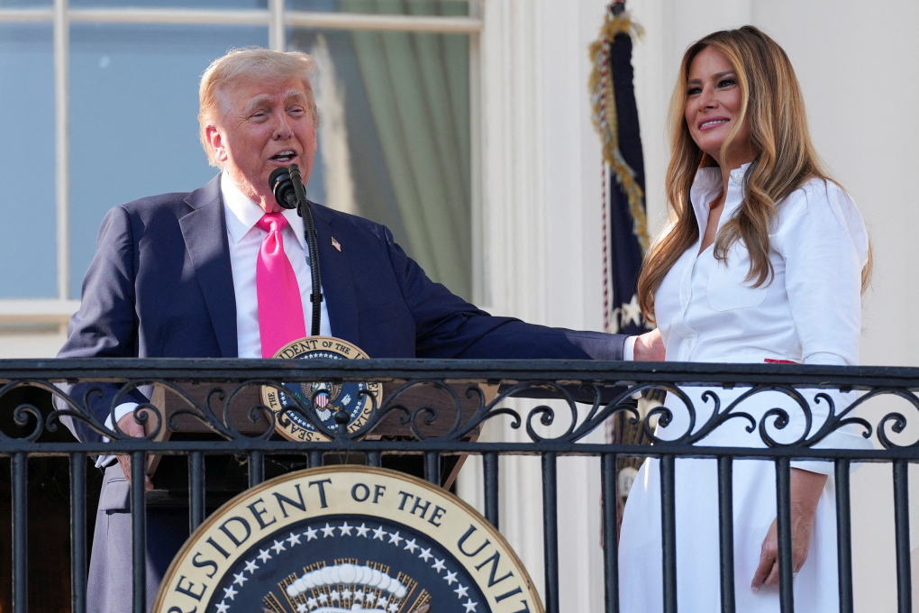 Tổng thống Trump đứng cạnh Đệ nhất phu nhân Melania khi phát biểu tại Nhà Trắng ngày 4/7. Ảnh: Reuters