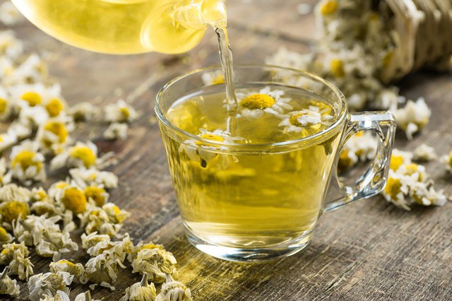 Trà hoa cúc chứa nhiều chất chống oxy hóa, hỗ trợ cơ thể đào thải độc tố.