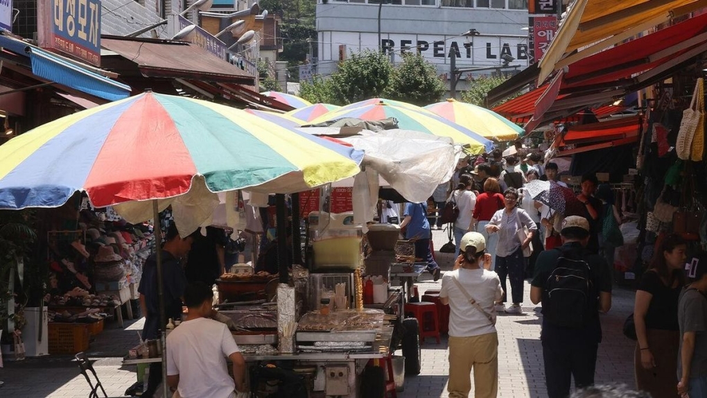 Người dân trong chợ Namdaemun (Seoul). Ảnh: Yonhap