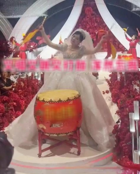 Cô dâu 38 tuổi gây tranh cãi vì trình diễn "lố" trong đám cưới- Ảnh 1.