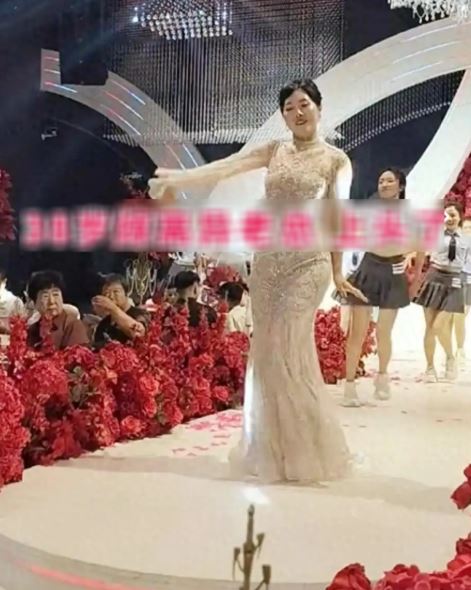 Cô dâu 38 tuổi gây tranh cãi vì trình diễn "lố" trong đám cưới- Ảnh 2.