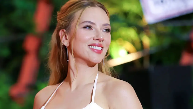 Scarlett Johansson trên thảm đỏ ra mắt phần bảy Jurassic World tại Seoul (Hàn Quốc) hôm 1/7. Ảnh: MyDaily