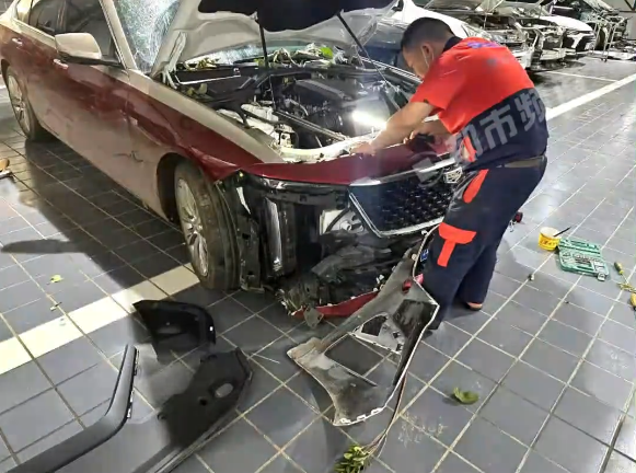 4 thiếu niên lái trộm Cadillac giữa đêm, gây tai nạn thiệt hại hơn nửa tỷ đồng- Ảnh 2.