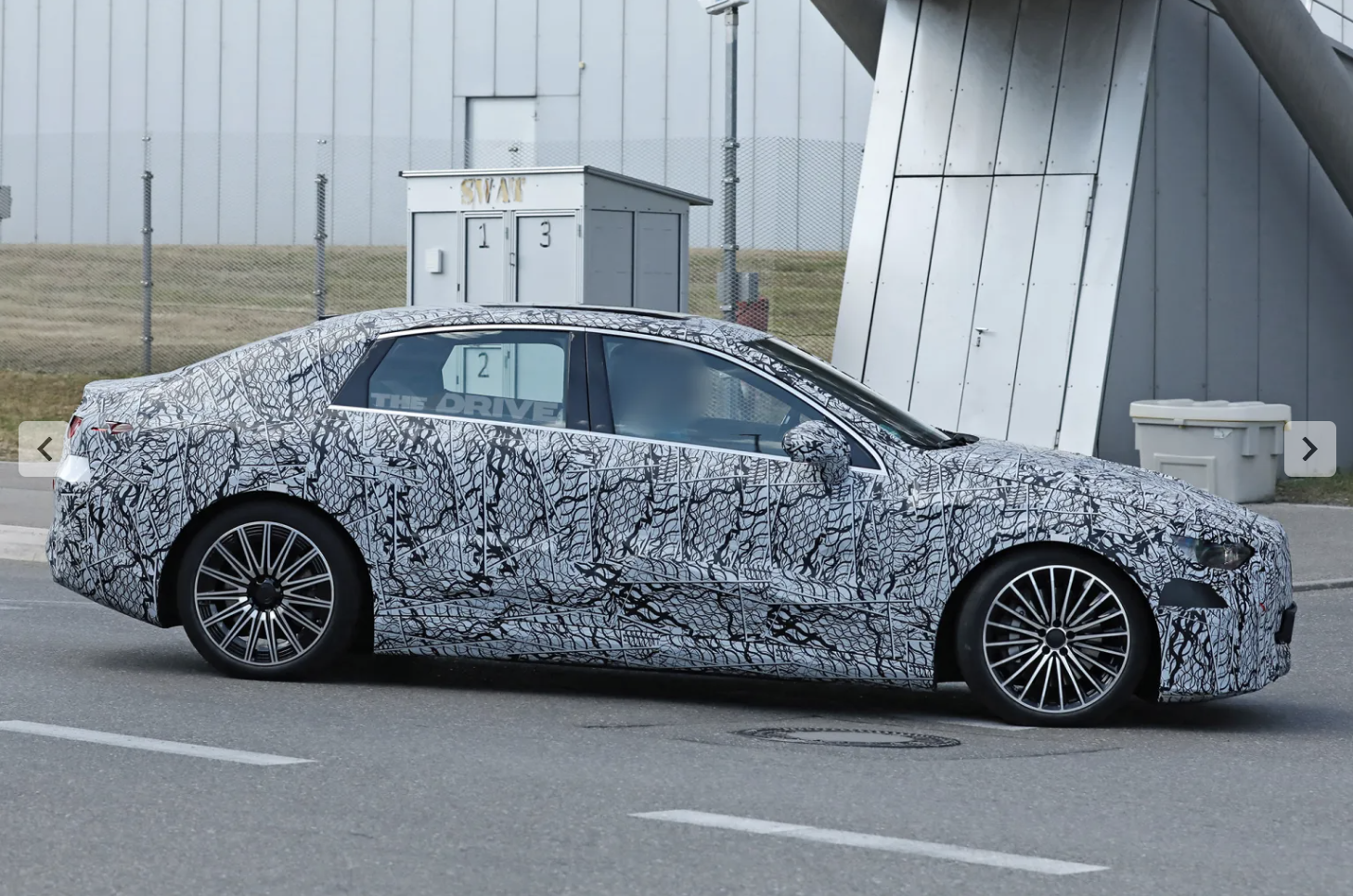 Mercedes-Benz sửa sai thiết kế xe điện như này đây: C-Class EV có điểm như S-Class, đèn hậu dạng ngôi sao, ra mắt ngay năm sau- Ảnh 3.