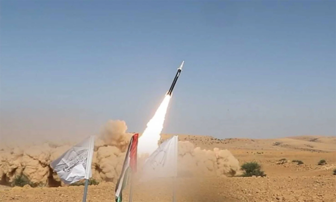 Tên lửa Palestine 2 rời bệ phóng trong vụ tập kích hồi tháng 1. Ảnh: Houthi