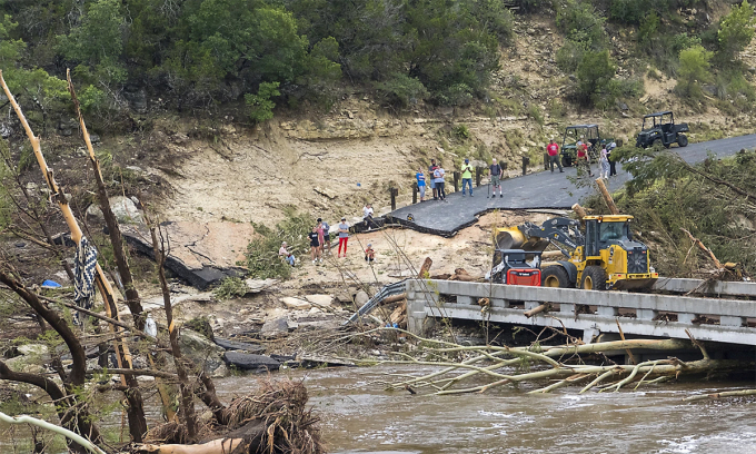 Cầu Cade Loop bắc qua sông Guadalupe ở bang Texas sau trận lũ ngày 4/7. Ảnh: AP
