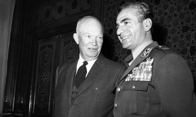 Tổng thống Dwight D. Eisenhower (trái) cùng quốc vương Iran Mohammed Reza Pahlavi tại Tehran vào năm 1959. Ảnh: AP