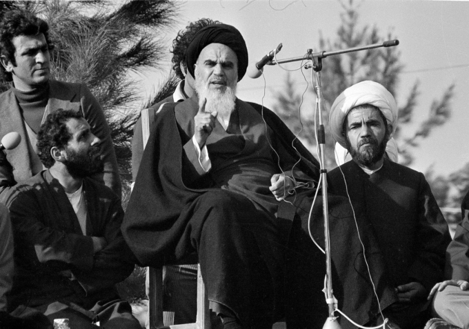 Lãnh tụ tối cao Iran Ayatollah Ruhollah Khomeini phát biểu tại Tehran năm 1979. Ảnh: AP