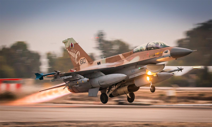 Tiêm kích F-16 cất cánh từ một căn cứ không quân của Israel. Ảnh: IDF