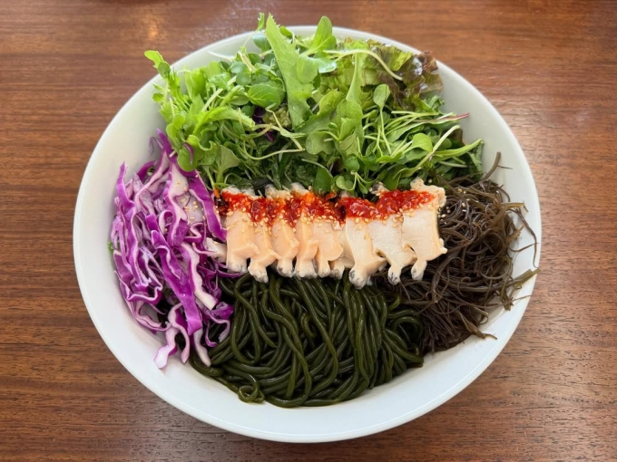 Son Ye Jin chia sẻ hình ảnh bữa tối gồm mì lạnh rong biển ăn kèm cá đuối trên trang cá nhân. Ảnh: Instagram yejinhand