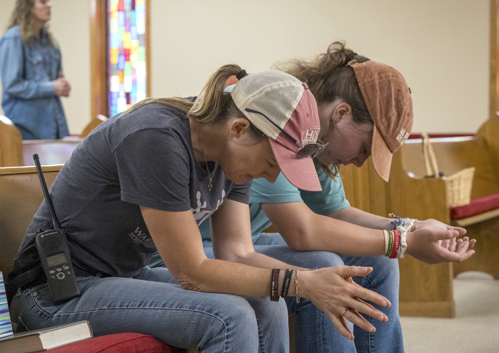 Người dân thị trấn Hunt, hạt Kerr thuộc bang Texas, cầu nguyện tại nhà thờ địa phương ngày 6/7 cho các nạn nhân trận lũ quét. Ảnh: AP