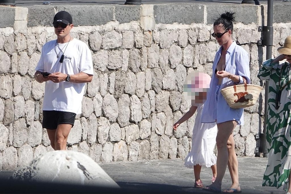 Katy Perry và bạn trai cũ cùng con gái đi dạo trên đảo Carpi cuối tuần qua. Ảnh: Backgrid