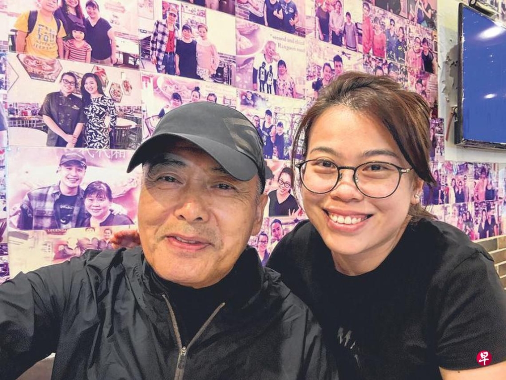 Châu Nhuận Phát selfie với con gái của Thái Thúy Thúy, hiện làm chủ chi nhánh thứ ba của gia đình. Ảnh: Zaobao