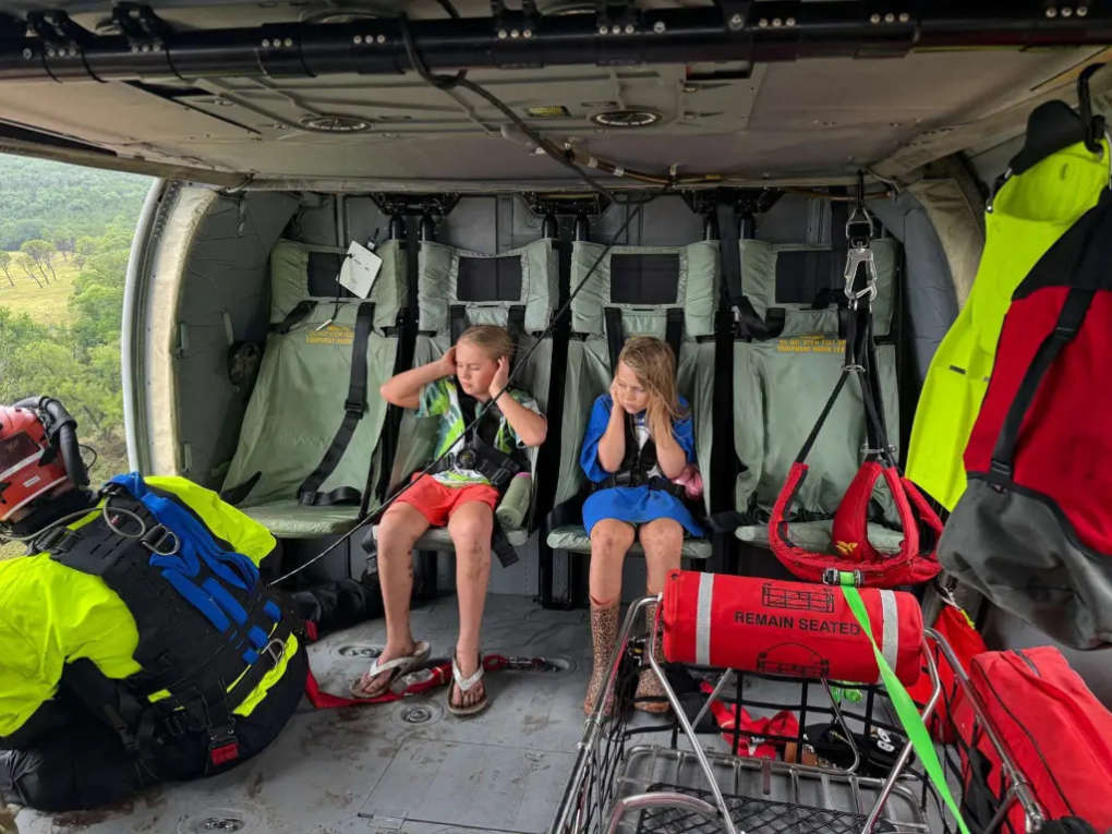 Hai em nhỏ được giải cứu bằng trực thăng khỏi khu cắm trại bị lũ lụt ảnh hưởng ở Texas. Ảnh: NYP